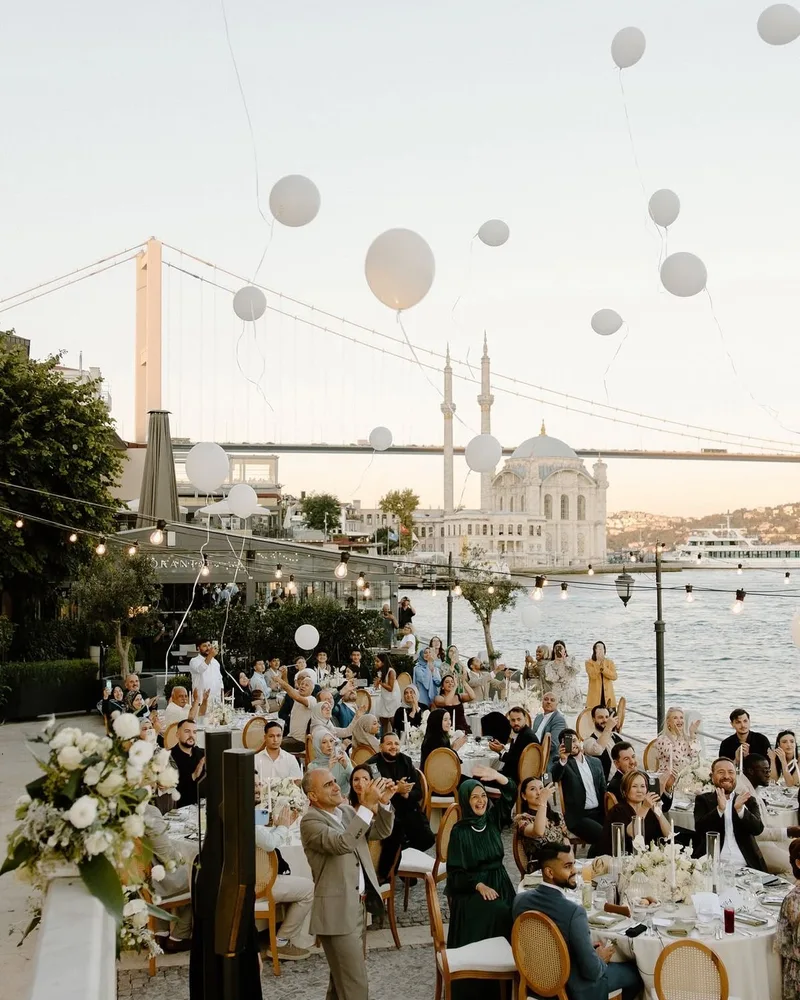 Ortaköy sahilindeki düğün masalarında balon uçuran davetliler