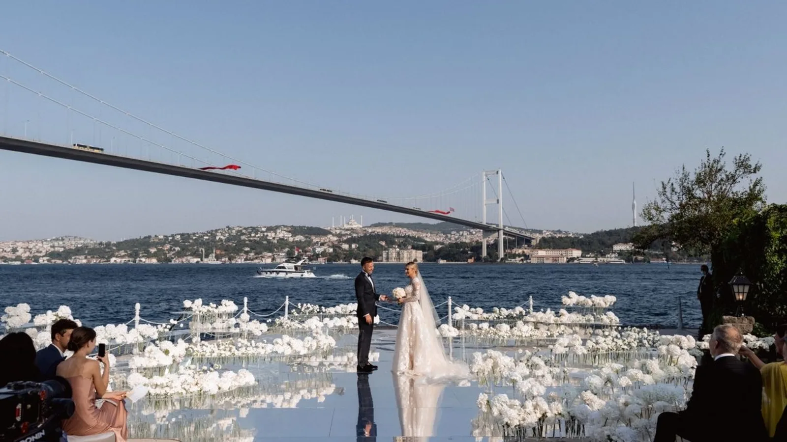 Boğaz kıyısında köprü manzarasına kurulmuş düğün töreni alanı