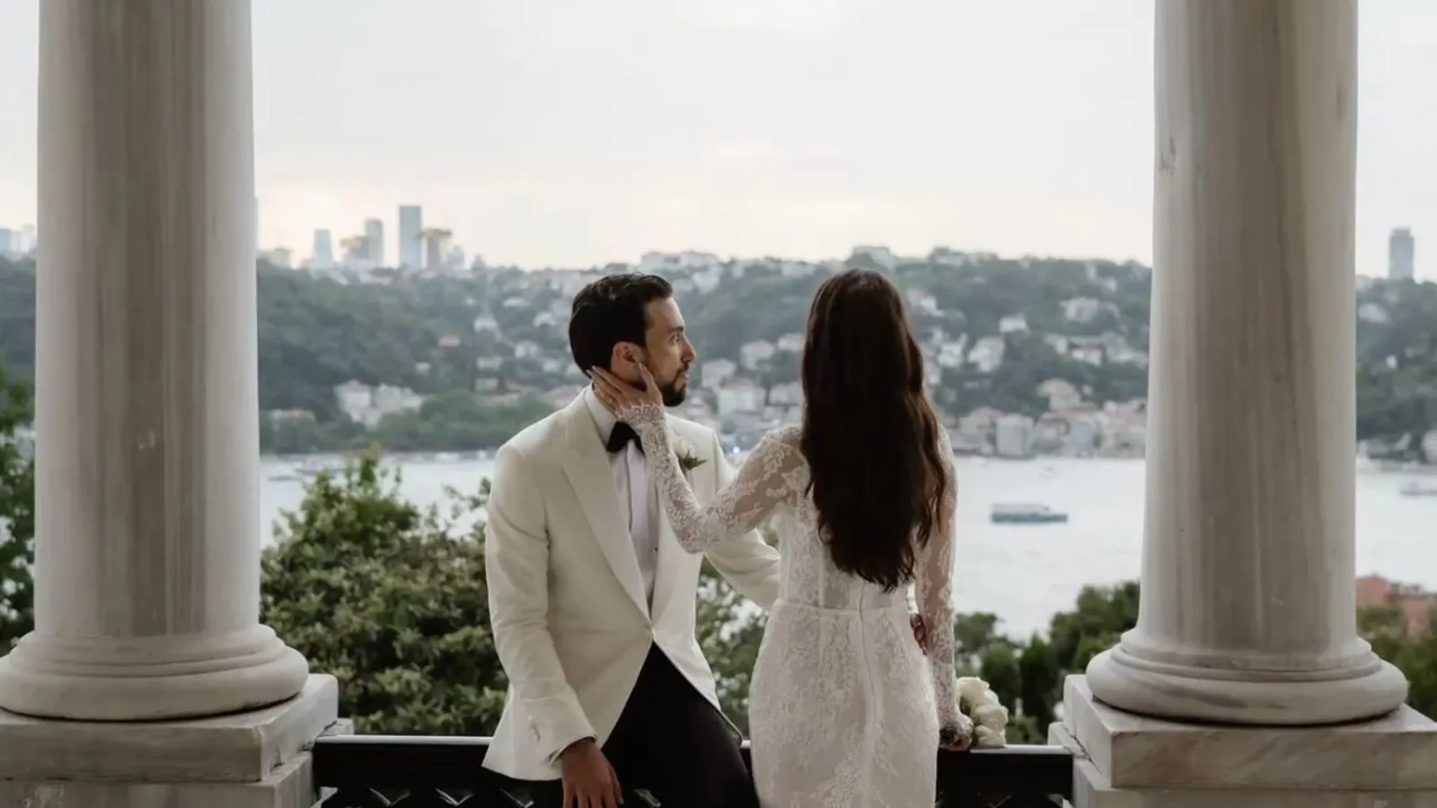 Boğaz'a bakan sütunlu balkonda gelin ve damat